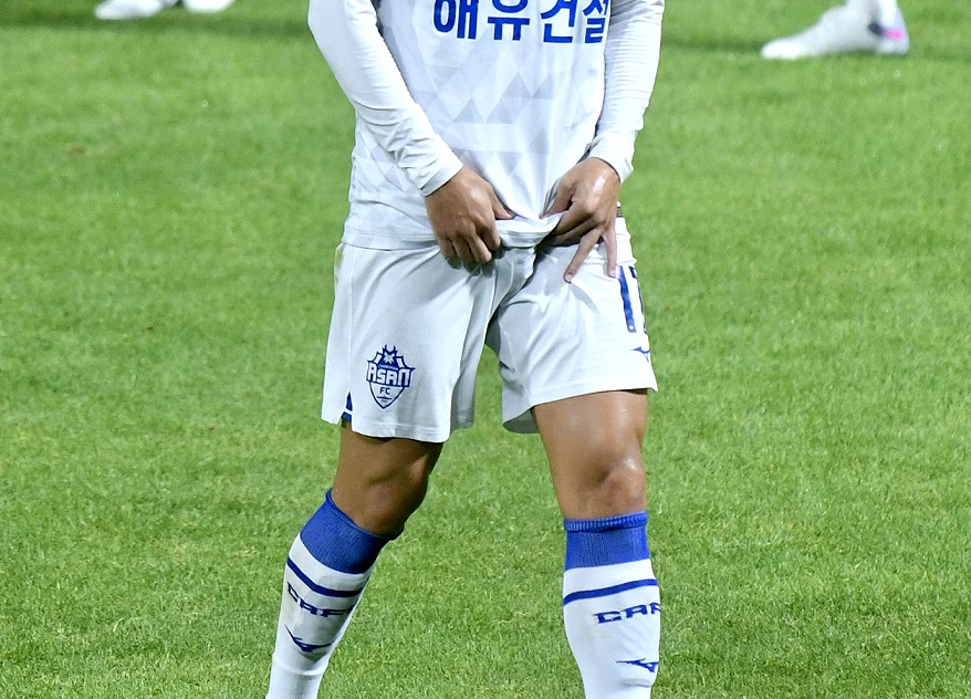 为什么青训门将容易被身高骗：晚熟位置的选择陷阱·训练场边